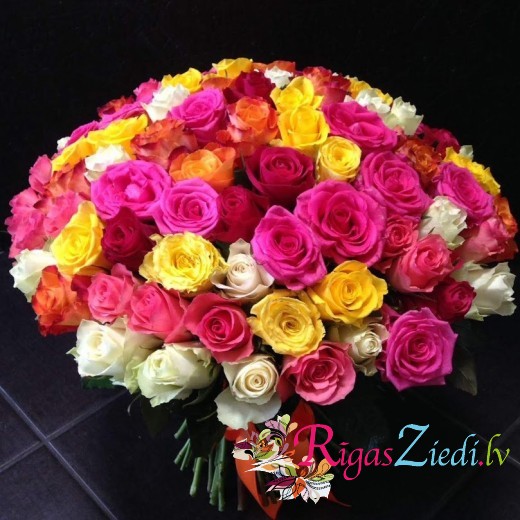 101 dažādu krāsu roze pušķī
